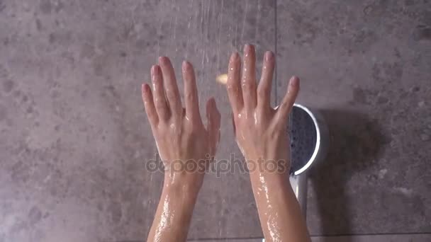 Femme prenant une douche. au ralenti. belle fille appréciant l'eau. Elle leva les mains et l'eau tomba sur sa paume. 4k — Video