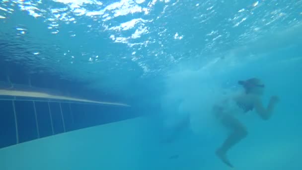 As crianças estão nadando na piscina, tiro 4k debaixo d 'água — Vídeo de Stock