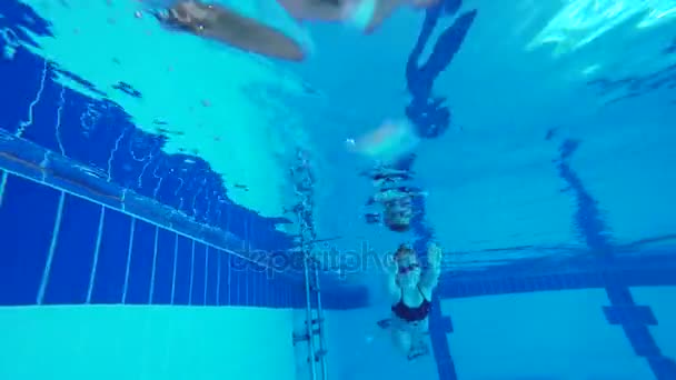 Kinder schwimmen im Pool, 4k-Schießen unter Wasser — Stockvideo