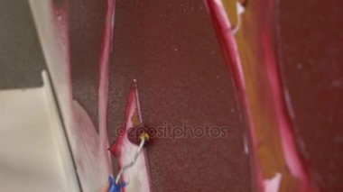 Boya silindiri şablonundaki ile duvar boyama el, yakın çekim. 4k