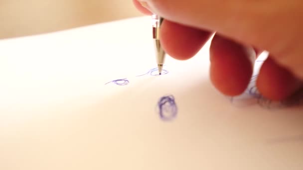 Екстремально крупним планом написання кулькової ручки. 4k, повільний рух — стокове відео