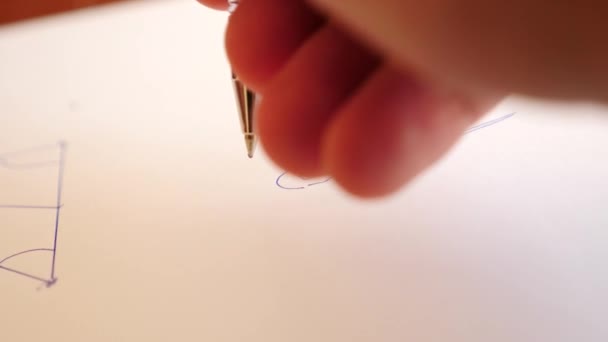 Extrême gros plan de l'écriture du stylo bille. 4k, au ralenti 
