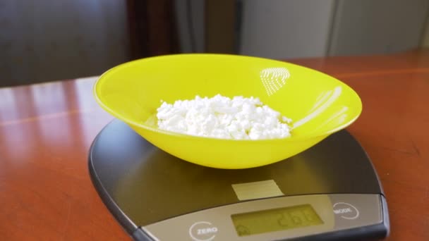 Alguien mide el requesón en forma electrónica en la cocina. 4k, cámara lenta, muñeca — Vídeo de stock