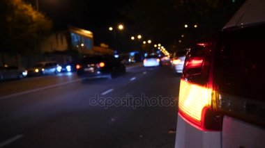 İyi geceler. Araba sinyal ışık. bir gece yolda araba hareketli arka plan acil araba uyarı ışığı. 4k.