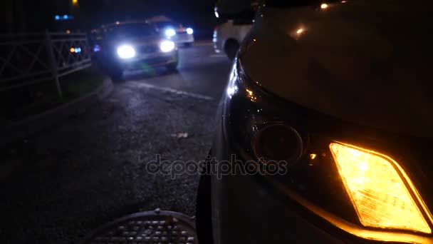 Buenas noches. luz intermitente del coche. luz de advertencia del coche de emergencia en el fondo de los coches en movimiento en una carretera nocturna. 4k . — Vídeo de stock