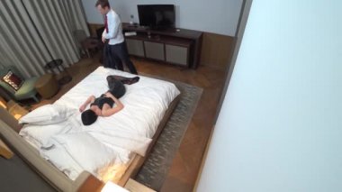 Çift, erkek işadamı ve oda otel odasında öpüşme kısa saçlı esmer kadın. 4 k. ihanet, fuhuş, cinsel taciz kavramı. gizli gizli kamera. ödün