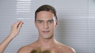 Travesti makyaj. genç bir adam kendine bir transseksüel mencup hazırlar. 4k, ağır çekim.