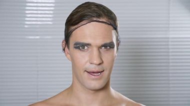 Travesti makyaj. genç bir adam kendine bir transseksüel mencup hazırlar. 4k, ağır çekim.