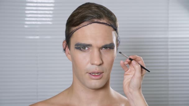 Parodia makijaż. młody człowiek staje się transseksualiści mencup. 4k, zwolnionym tempie. — Wideo stockowe