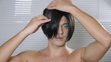 Travesti makyaj. genç bir adam kendine bir transseksüel mencup hazırlar. 4k, ağır çekim.