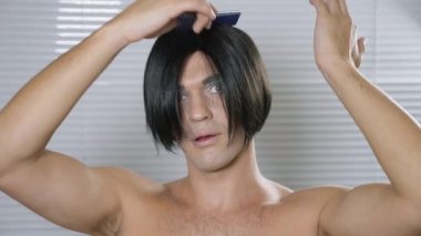 Travesti makyaj. genç bir adam kendine bir transseksüel mencup hazırlar. 4k, ağır çekim.