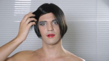Travesti makyaj. genç bir adam kendine bir transseksüel mencup hazırlar. 4k, ağır çekim.