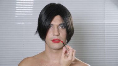 Travesti makyaj. genç bir adam kendine bir transseksüel mencup hazırlar. 4k, ağır çekim.