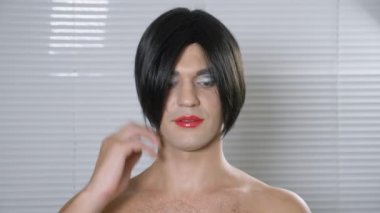 Travesti makyaj. genç bir adam kendine bir transseksüel mencup hazırlar. 4k, ağır çekim.