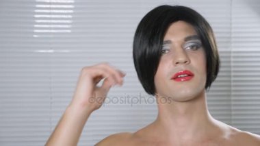 Travesti makyaj. genç bir adam kendine bir transseksüel mencup hazırlar. 4k, ağır çekim.