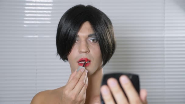 Parodia makijaż. młody człowiek staje się transseksualiści mencup. 4k, zwolnionym tempie. — Wideo stockowe