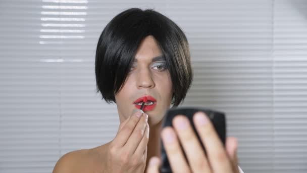 Travesti makyaj. genç bir adam kendine bir transseksüel mencup hazırlar. 4k, ağır çekim. — Stok video