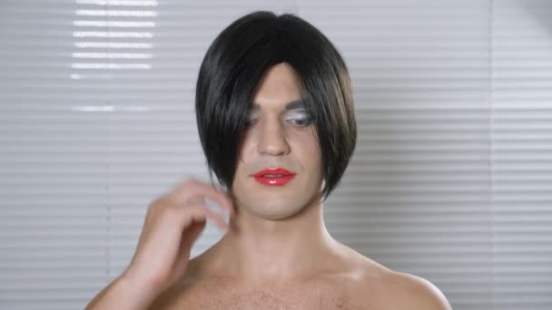 Travestie make-up. een jongeman maakt zich een transseksueel mencup. 4k, slow-motion. — Stockvideo