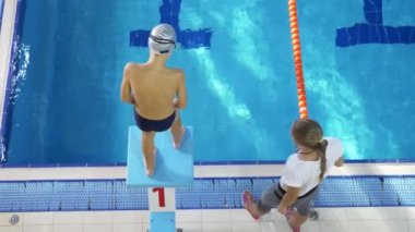 sporcu eğitim yüzmek. Koç çocuk spor denizinde öğretir. 4k, ağır çekim