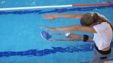 sporcu eğitim yüzmek. Koç çocuk spor denizinde öğretir. 4k, ağır çekim