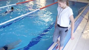sporcu eğitim yüzmek. Koç çocuk spor denizinde öğretir. 4k, ağır çekim