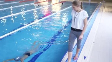 sporcu eğitim yüzmek. Koç çocuk spor denizinde öğretir. 4k, ağır çekim