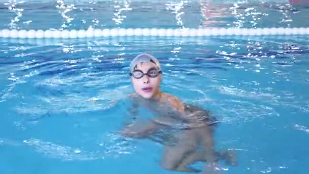 Garçon, un athlète plonge de la tour dans une piscine sportive. 4k, ralenti, gros plan — Video