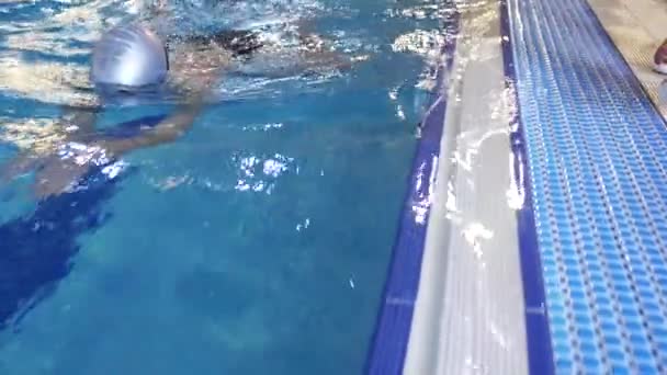 男孩, 一个运动员从塔中跳水, 在一个游泳运动水池。4k、慢动作、特写 — 图库视频影像