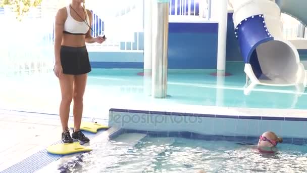여자, 수영 코치, 아이 들과 수영장에서 훈련을 실시합니다. 4 k, 슬로우 모션 — 비디오