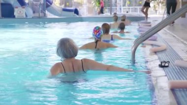 Yüzme havuzunda kadın su jimnastiği eğitmeni. 4K
