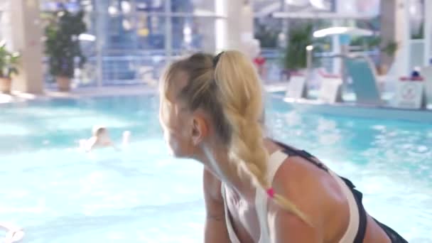 Instructeur training vrouwen aqua gymnastiek in het zwembad. 4K — Stockvideo