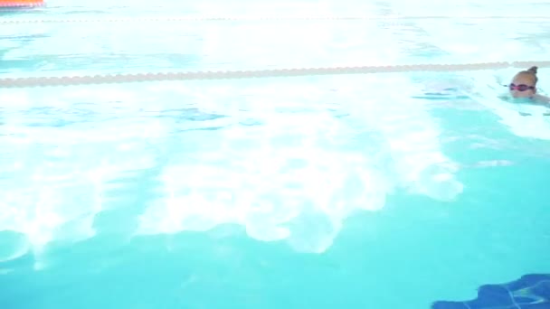 Barn simmar i poolen, 4k — Stockvideo