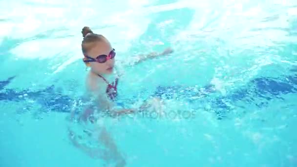 Τα παιδιά είναι το κολύμπι στην πισίνα, 4k — Αρχείο Βίντεο
