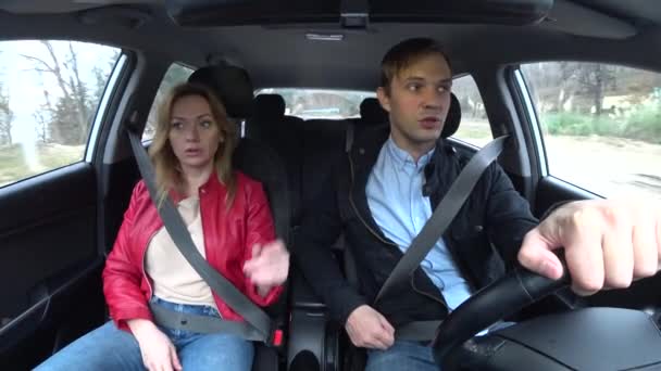 Mann und Frau fahren in einem Auto in einem unbekannten Gebiet, angeschnallt, 4k — Stockvideo