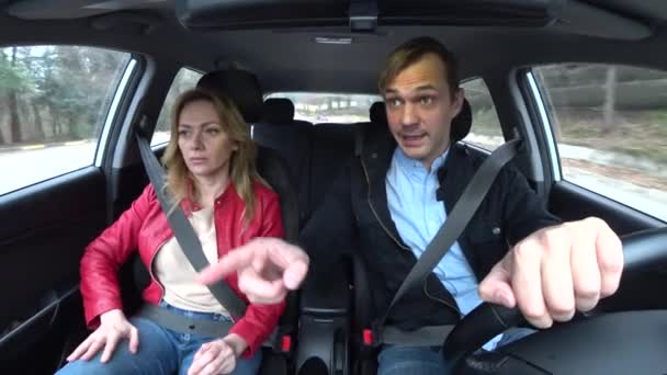 Пара мужчин и женщин едут в машине, ссорятся и кричат друг на друга. 4k — стоковое видео