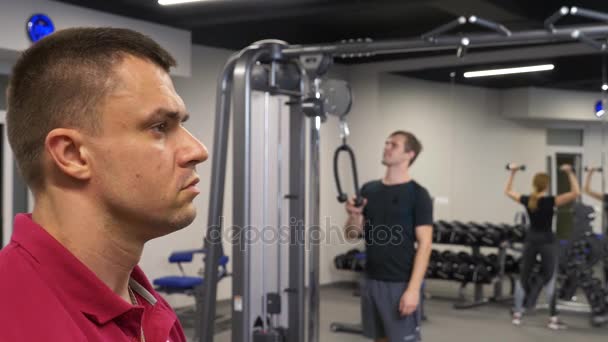 4k, ένα αστείο πρόσωπο δραστηριοποιείται στο γυμναστήριο Εξομοιωτές χωρίς έναν προπονητή. δεν κάνει τις ασκήσεις σωστά. τέρας στο γυμναστήριο — Αρχείο Βίντεο