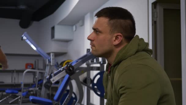 4k, une personne drôle est engagée dans la salle de gym sur les simulateurs sans entraîneur. il ne fait pas les exercices correctement. monstre dans la salle de gym — Video