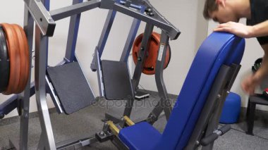 4k, komik bir kişi salonun bir koç olmadan simülatörleri üzerinde çalışmaktadır. o does değil yapmak egzersizleri doğru. spor salonunda ucube