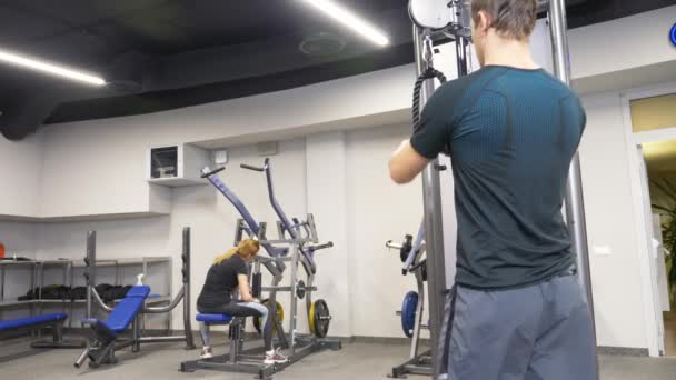 4k, una persona divertente è impegnata in palestra sui simulatori senza un allenatore. non fa gli esercizi correttamente. mostro in palestra — Video Stock