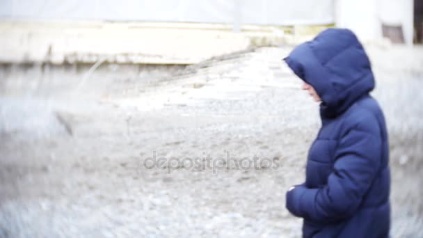 Retrato de mujer joven en chaqueta negra con una capucha caminando en un camino en el día de otoño. De cerca. Mujer sonriente mirando en cámara. 4k, desenfoque de fondo — Vídeo de stock