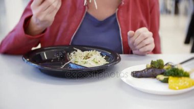 lahana salatası bir kafede yemek bir vegan kadın. 4k, arka plan bulanıklık. kopyalama alanı