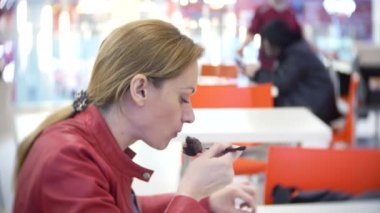 ızgara sebze ve şiş kebap bir kafede yemek bir kadın. 4k, arka plan bulanıklık. kopyalama alanı