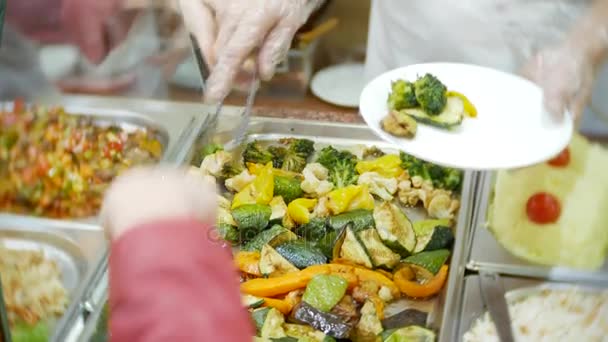 Salata bar gıda satın kadın. Sağlıklı yaşam tarzı ve diyet. 4k — Stok video