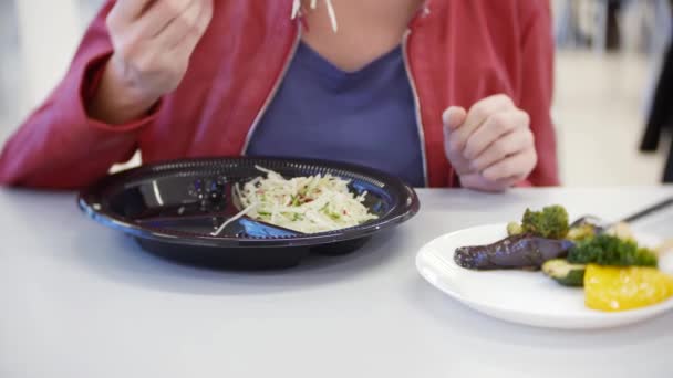 Вегетарианка ест капустный салат в кафе. 4К, размыть фон. место для копирования — стоковое видео