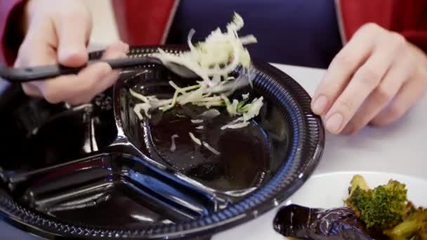 Вегетарианка ест капустный салат в кафе. 4К, размыть фон. место для копирования — стоковое видео