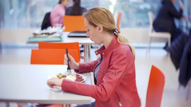 Una mujer que come verduras a la parrilla y shish kebab en un café. 4k, borra el fondo. espacio para copiar — Vídeos de Stock