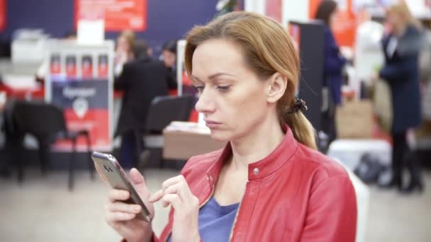 Winkelen, technologie, verkoop, consumentisme en mensen concept - vrouw met de smartphone bij de supermarkt. 4k, achtergrond vervagen — Stockvideo