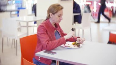 ızgara sebze ve şiş kebap bir kafede yemek bir kadın. 4k, arka plan bulanıklık. kopyalama alanı