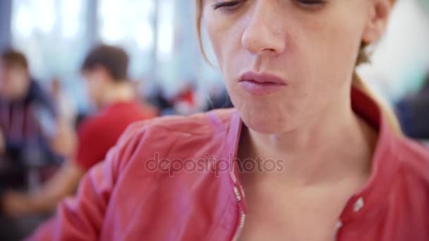 Eine Frau isst in einem Café gegrilltes Gemüse und Dönerspieße. 4k, den Hintergrund verwischen. Raum zum Kopieren — Stockvideo