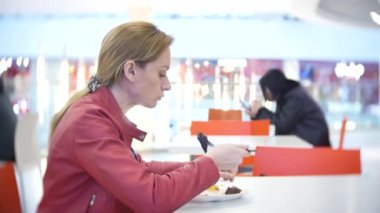 ızgara sebze ve şiş kebap bir kafede yemek bir kadın. 4k, arka plan bulanıklık. kopyalama alanı